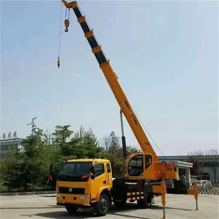 连南钢筋笼入孔时,由吊车采用单点起吊